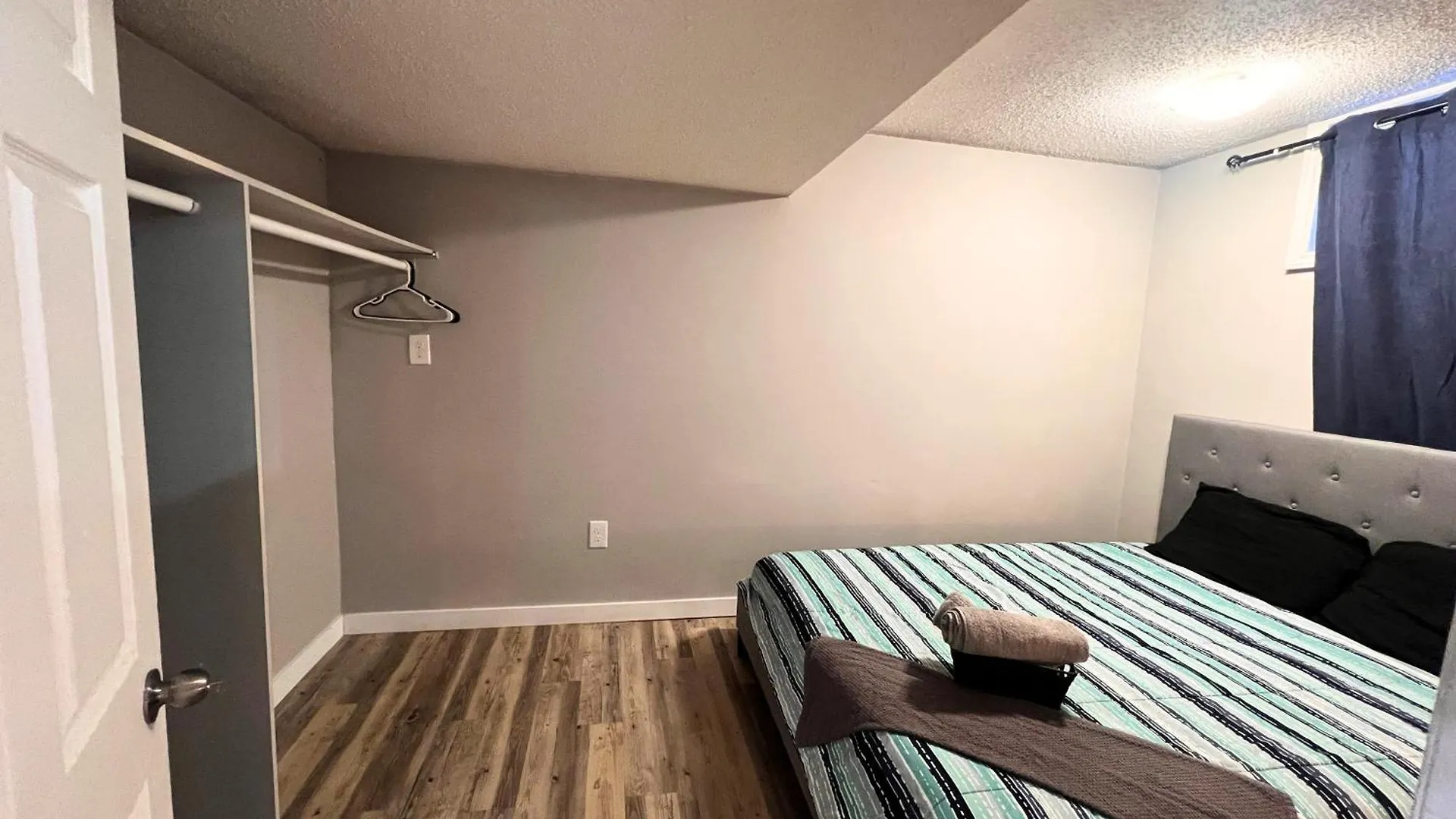 Vacation Home Near West Edmonton Mall 0*,