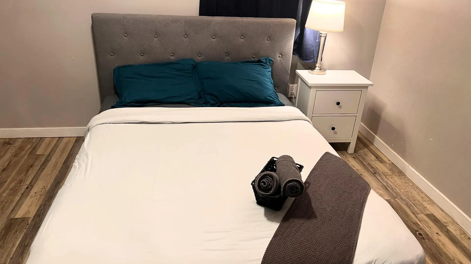Vacation Home Near West Edmonton Mall Homestay