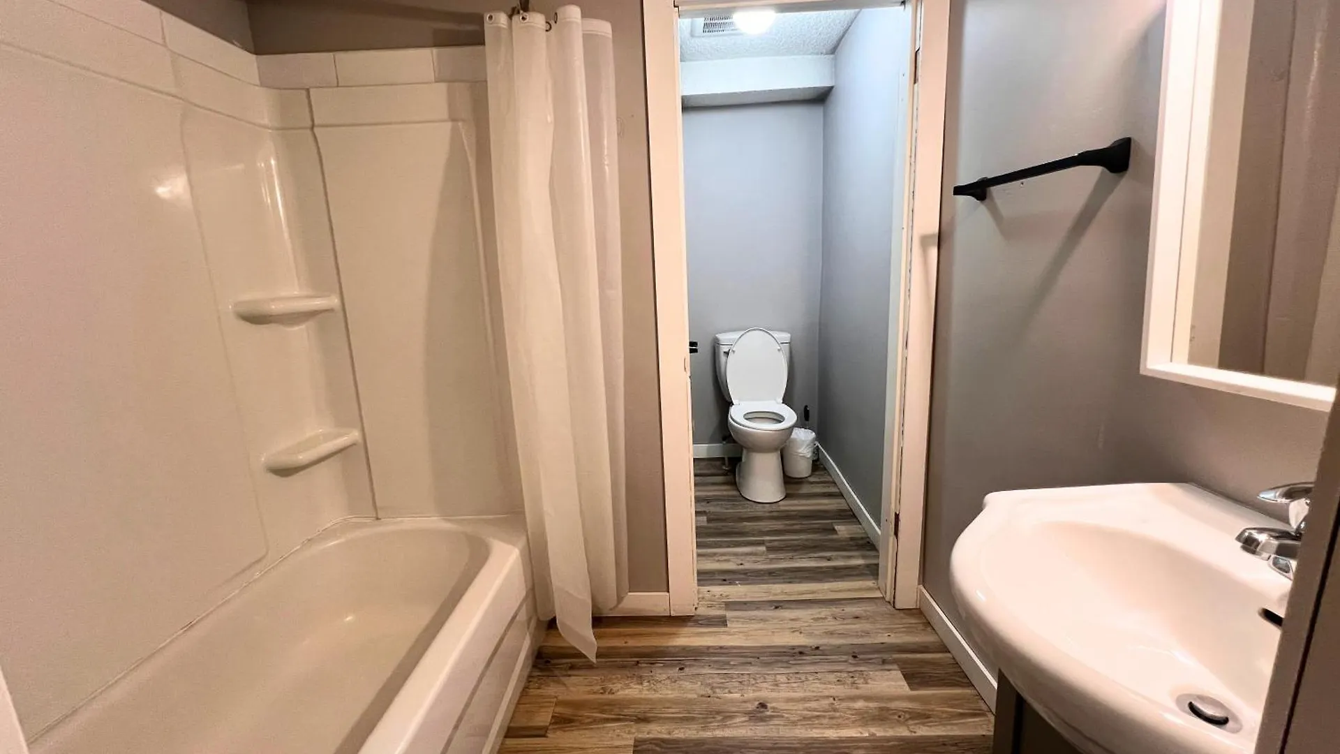Vacation Home Near West Edmonton Mall Homestay